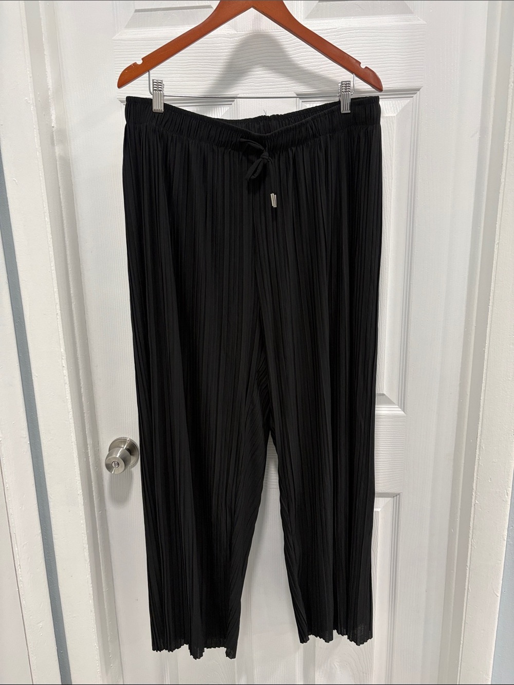 Black Pleated Wide-Leg Drawstring Pants - Picture 2 of 6
